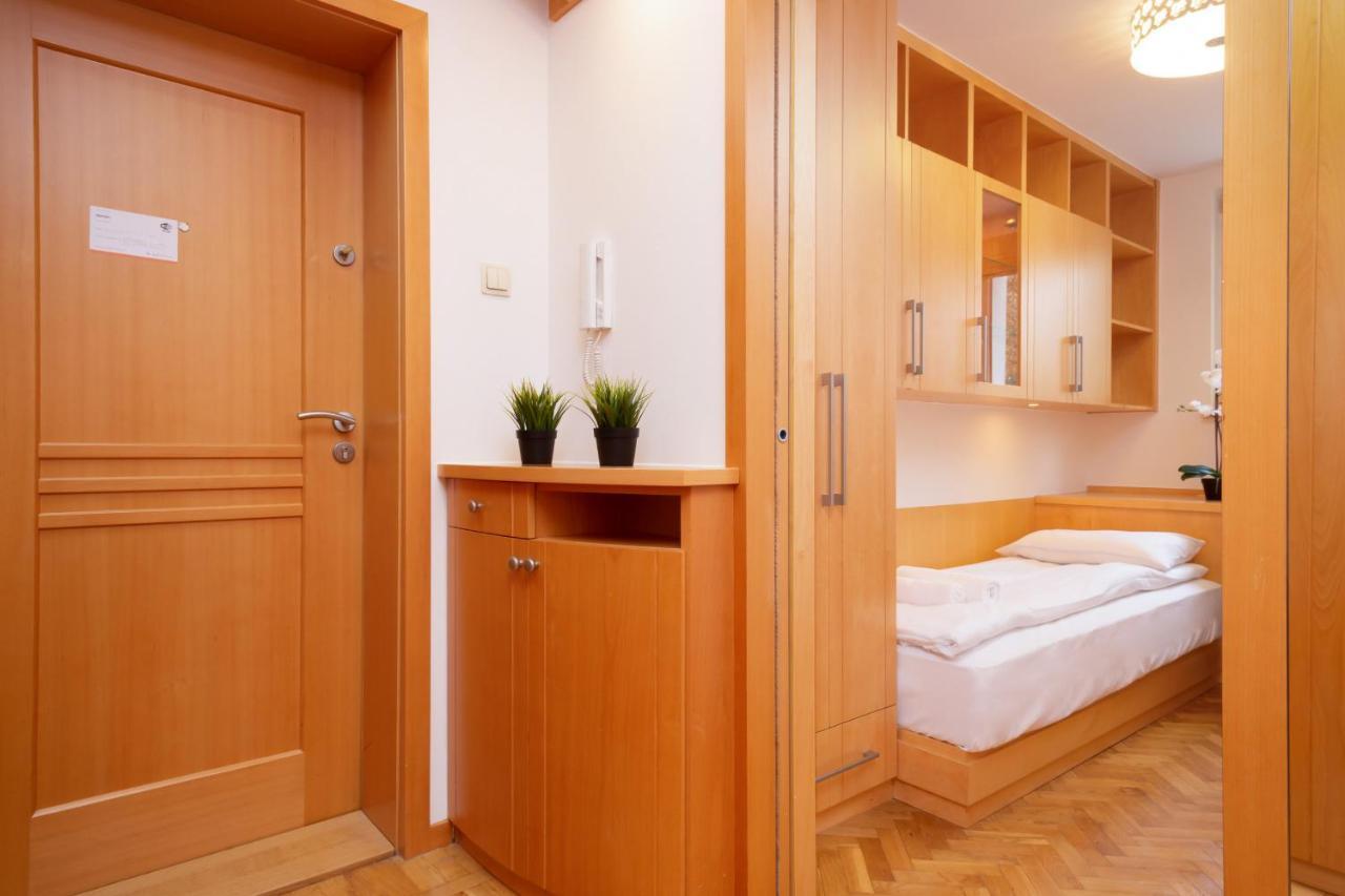 Two-Bedroom Family Apartment Esperanto Next To Klif By Noclegi Renters Varsó Kültér fotó