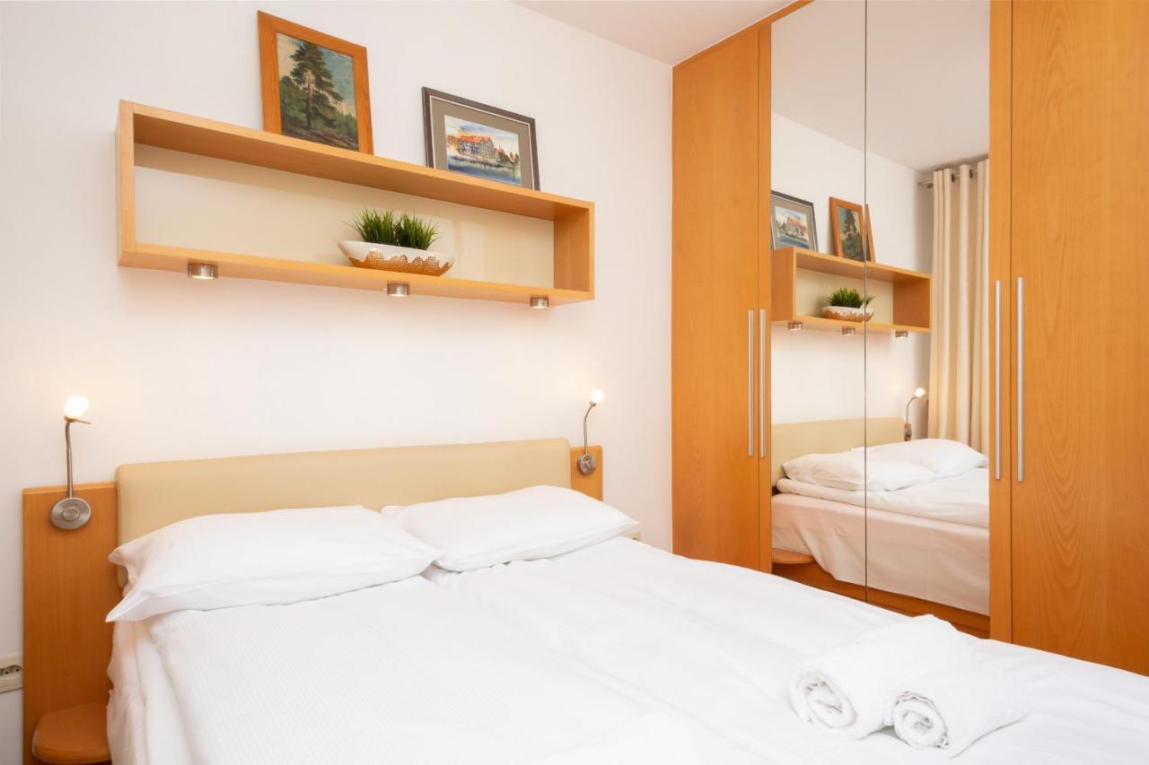 Two-Bedroom Family Apartment Esperanto Next To Klif By Noclegi Renters Varsó Kültér fotó