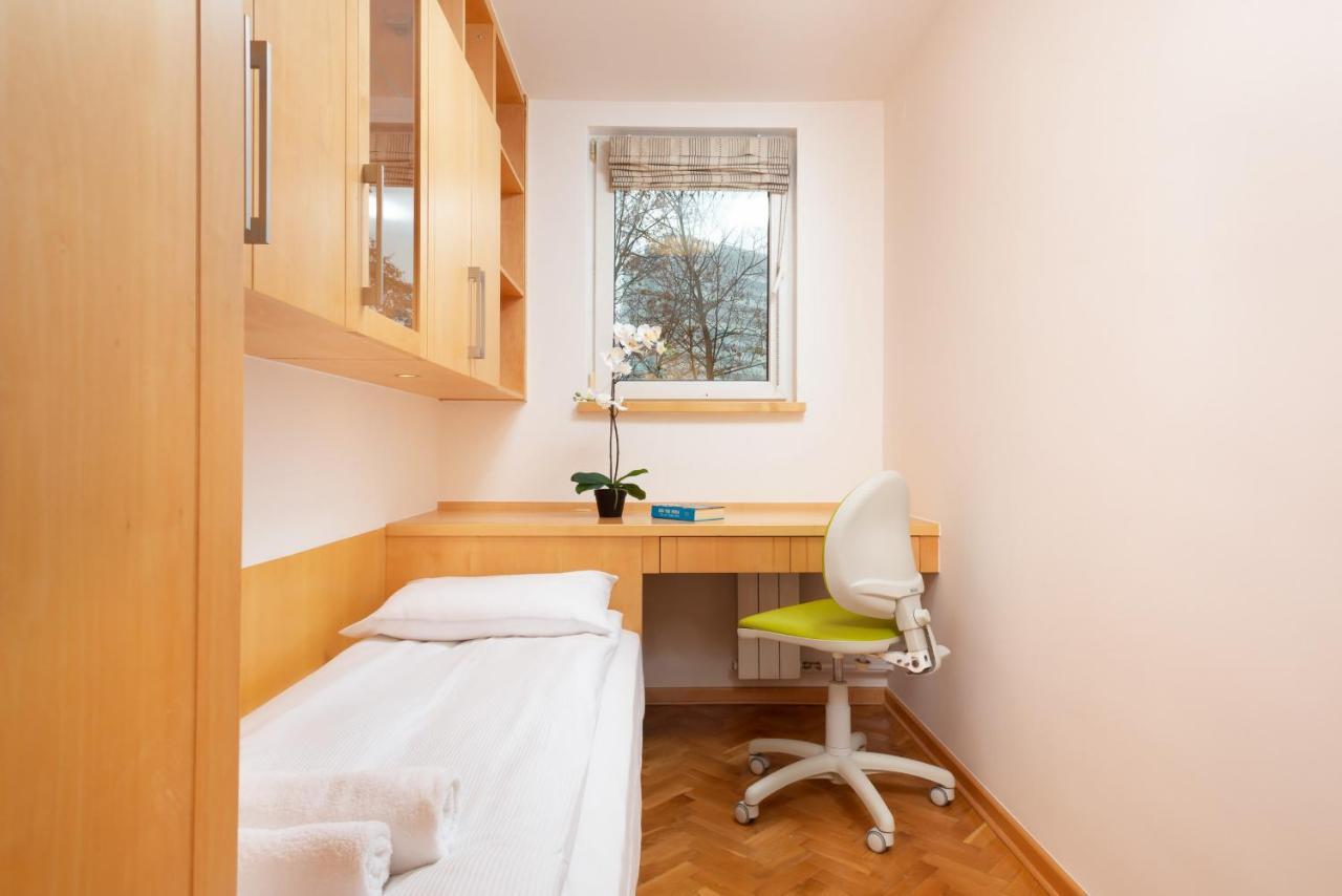 Two-Bedroom Family Apartment Esperanto Next To Klif By Noclegi Renters Varsó Kültér fotó