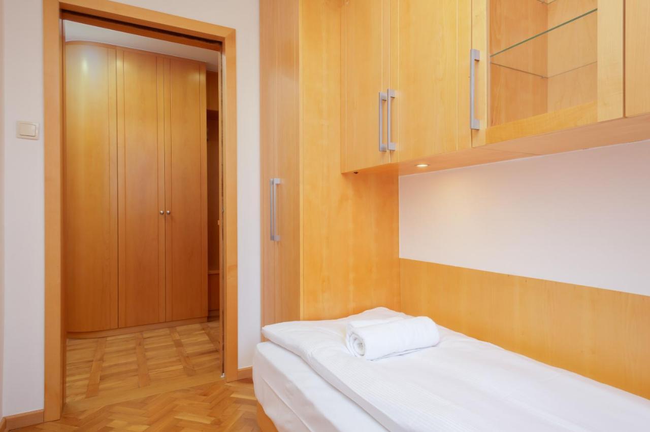 Two-Bedroom Family Apartment Esperanto Next To Klif By Noclegi Renters Varsó Kültér fotó
